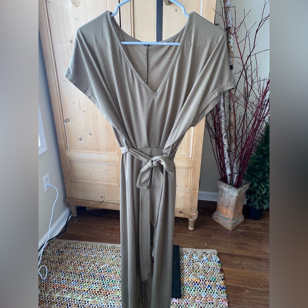 Women’s olive green short sleeve dress. Slit in back.